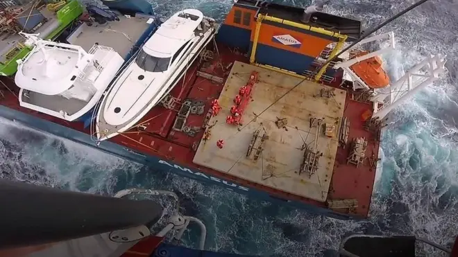 نجاة طاقم سفينة هولندية "كادت تنقلب"