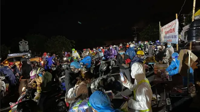 Chờ qua đèo Hải Vân trong đêm đen