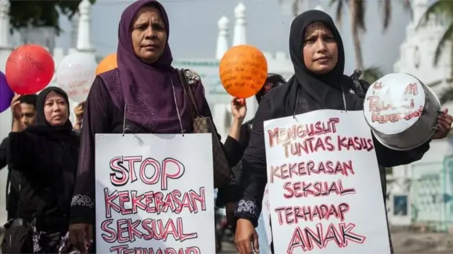 Sekelompok orang berdemonstrasi menolak kekerasan seksual terhadap anak.