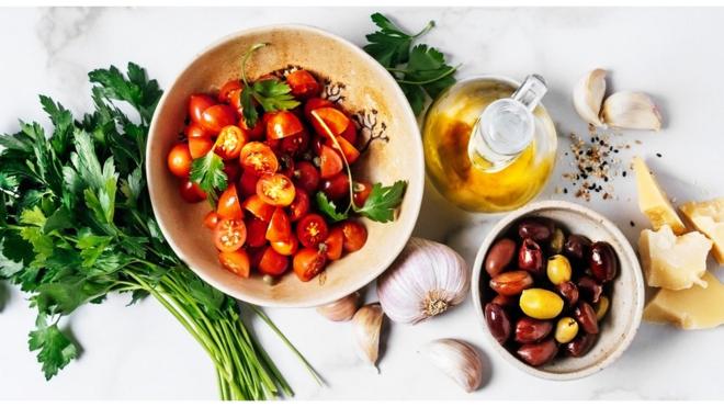 Vegetais e salada na mesa