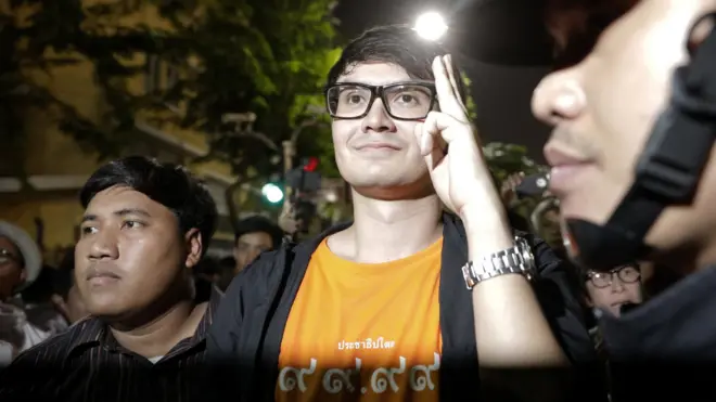 นายรังสิมันต์ โรม ถูกนำตัวส่งต่อไปที่ สภ.เมืองขอนแก่น ตามหมายจับในคดีพูดเพื่อเสรีภาพ หลังจากได้รับการปล่อยตัวจาก สน.ปทุมวัน เมื่อเวลา 01.45 น.ที่ผ่านมา