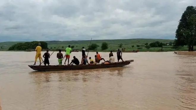 Abaturage bari mu bwato bamwe bahagaze abandi bicaye