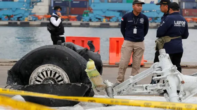 Sejumlah personel divisi forensik Polri berada di samping roda pesawat Lion Air JT 610, pada Senin (5/11).