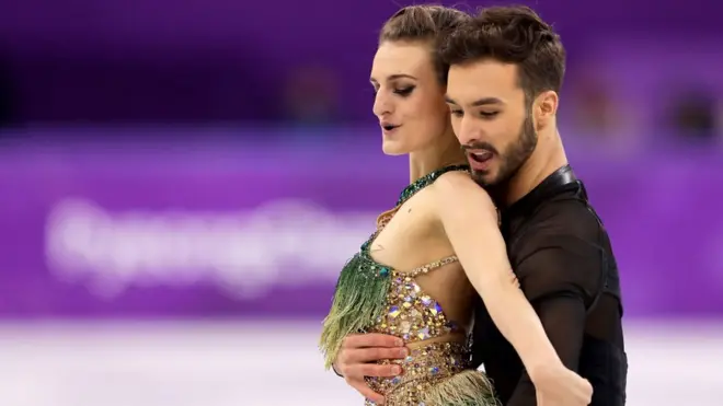 Французька фігуристка Габріела Пападакіс розповіла, що розстібнута сукня відволікала її під час виступу