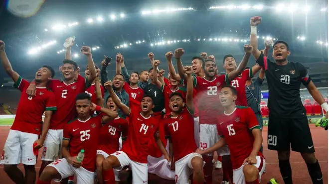 Tim U-22 Indonesia lolos ke semi final SEA Games 2017 dengan menaklukkan Kamboja 2-0. Pada saat bersamaan, Vietnam kalah 0-3 dari Thailand.