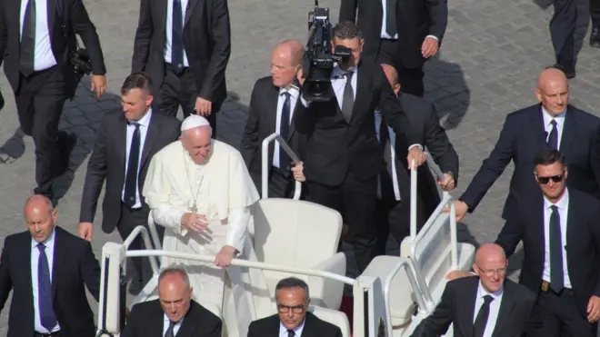 Papa Franciscojogo roleta ao vivocarro aberto, cercado por seguranças,jogo roleta ao vivo2019