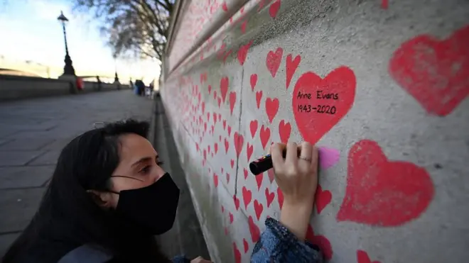 Hearts opposite British Parliament for Covid-19 victims