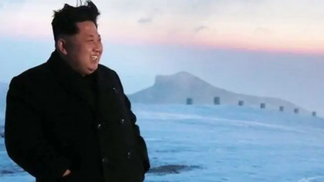 बेकडू पर्वत पर खड़े हुए उत्तर कोरिया के सर्वोच्च नेता किम जोंग उन