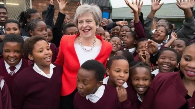 Nyuma yo kugera muri Afurika y'epfo mu gitondo cyo kuri uyu wa kabiri, Madamu May yasuye abanyeshuri bo ku ishuri riri mu mujyi wa Cape Town