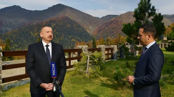 Oktyabrın 3-də Prezidenti İlham Əliyev Soçiyə səfər edib və "Valday" Beynəlxalq Diskussiya Klubunun iclası ərəfəsində Rusiyanın "Rossiya" və "Birinci" televiziya kanallarına müsahibə verib.