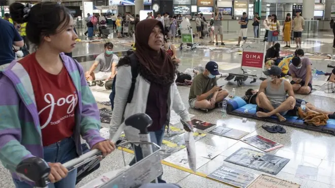 周三早上，仍然一些示威者留守在机场客运大楼。