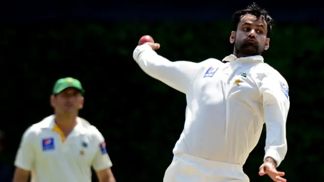 محمد حفیظ نے اب تک 50 ٹیسٹ میچوں میں 52 وکٹیں حاصل کر رکھی ہیں