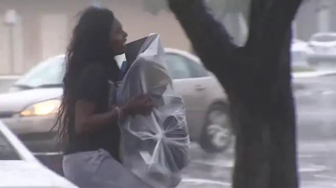 شابة من ميامي تحمل بضاعة مسروقة