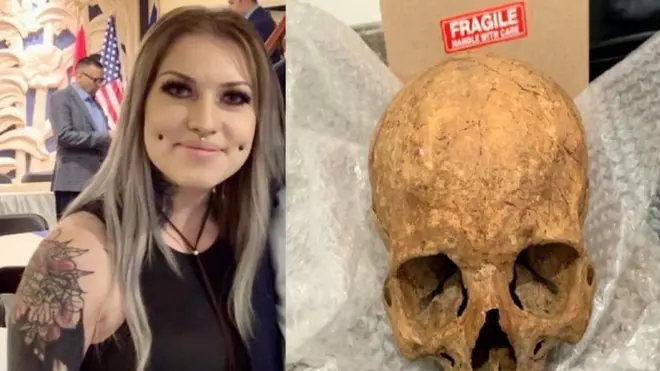 جمجمة بشرية هدية لعيد الميلاد