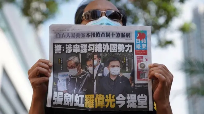 Человек с номером Apple Daily в руках