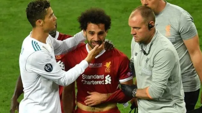 غادر صلاح الملعب بعد إصابته جراء التحام مع سيرجيو راموس