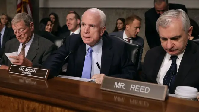 Джон Маккейн призвал сенаторов отложить партийные разногласия на время расследования.