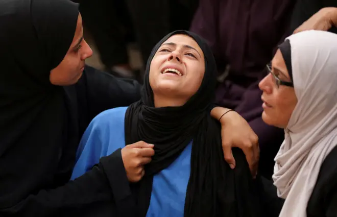 سيدة فلسطينية خلال جنازة أحد ذويها الذين قُتلوا يوم الأحد بنيران إسرائيلية أثناء الحصول على المساعدات في شمال غزة، في مستشفى الشفاء في مدينة غزة، 23 يونيو 2025