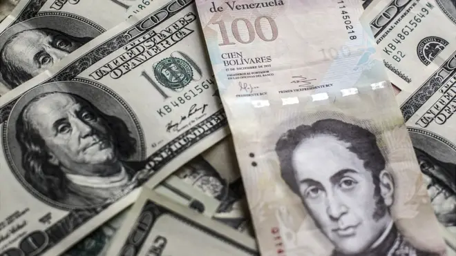 El billete de 100 bolívares tiene un cambio oficial de US$0,15, pero en el mercado negro del dólar solo alcanza US$0,02.
