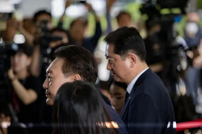 고위공직자범죄수사처에 출석하는 윤석열 전 대통령