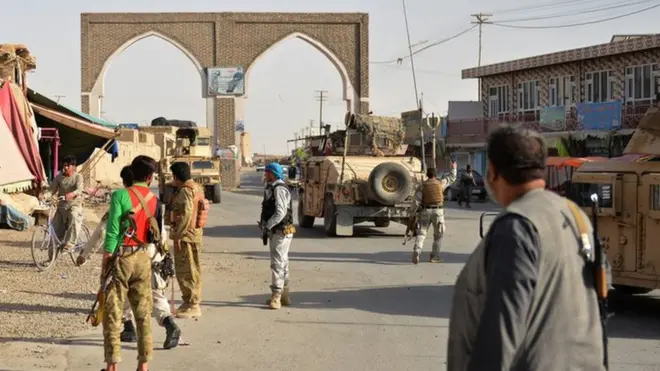 په لنډ واټن کې وسله وال طالبان او د امنیتي ځواکونو کسان یوه بل ته ګوته پر ماشه ولاړ وو