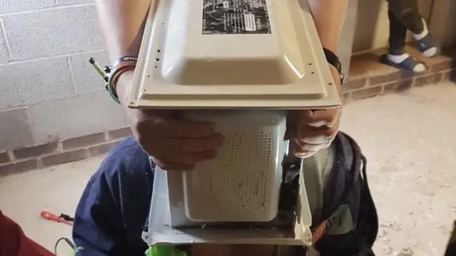 Заради інтернет-жарту чоловік засунув голову у мікрохвильовку та налив туди шпаклювальну піну, яка швидко застигла