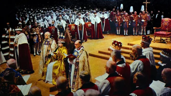 그리고 1953년 6월 엘리자베스는 웨스트민스터 대성당에서 즉위했다