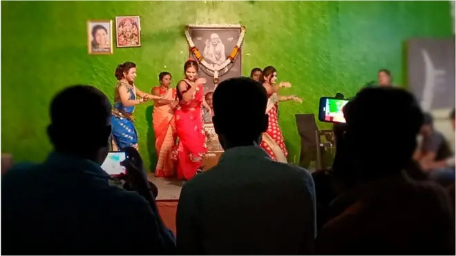 ‘නපුරු මිනිසුන් වෙනුවෙන් මා නැටුවත් මගේ දුව එසේ නොකරාවි’