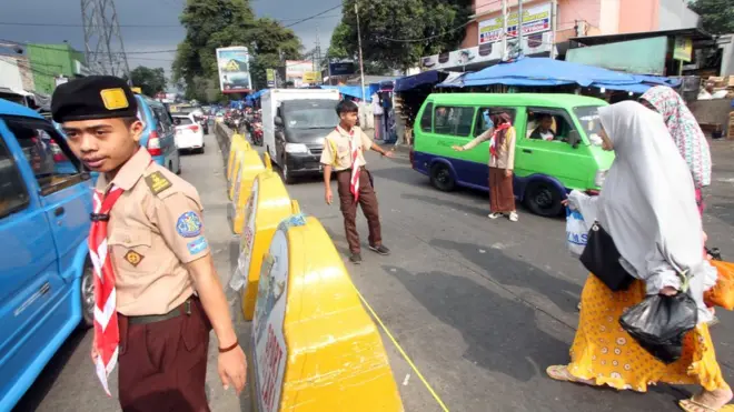 Anggota Pramuka mengatur lalu lintas di jalur mudik Ciawi-Sukabumi, Bogor, Jawa Barat, Selasa (12/6). Selain polisi, sejumlah relawan dari beberapa unsur seperti Pramuka, PMI, Dinas Kesehatan ikut membantu kelancaran lalu lintas pada arus mudik 2018