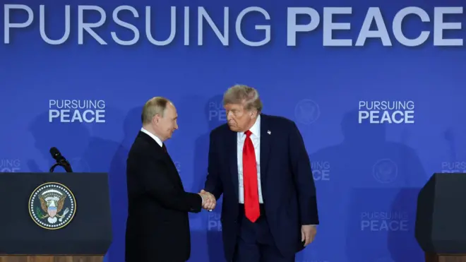 Putin e Trump apertam as mãos após reunião no Alasca