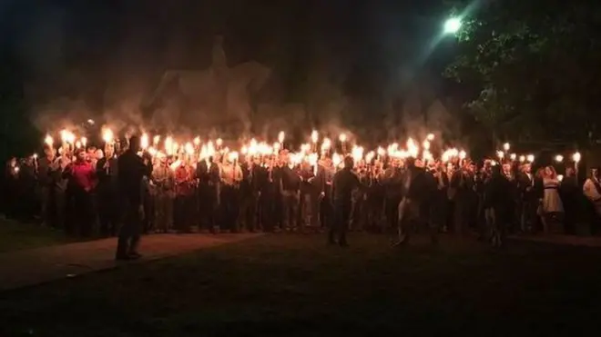 En abril, el Consejo de Charlottesville votó a favor de retirar el monumento de Robert E. Lee., y a inicios de mayo una corte distrital de Virginia suspendió por seis meses la medida.