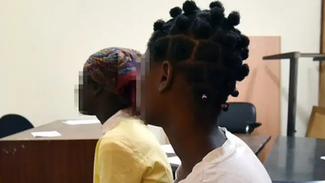 Ụmụaka abụọ e dinaara n'ike