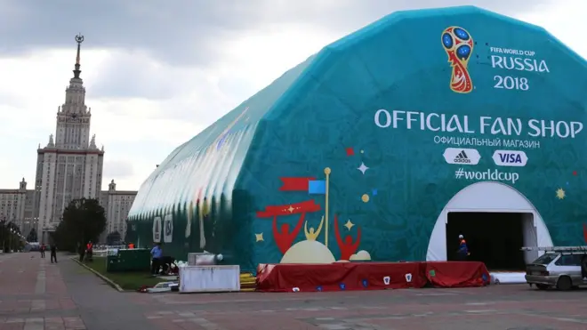 Некоторые студенты против фан-зоны рядом с главным зданием МГУ, но сооружения для "фестиваля болельщиков" там уже возводят