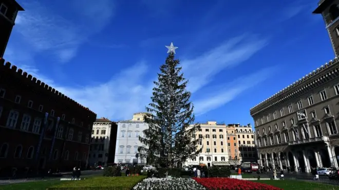Напередодні Різдва ялинка у Римі обсипалась