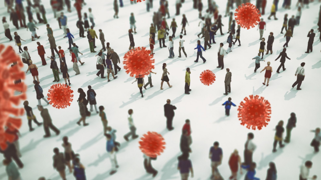 Ilustração mostra dezenas de pessoas caminhando em terreno aberto, com ícones representando o coronavírus sobre elas
