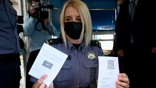 Rəsmi Covid sertifikatını yoxlayır