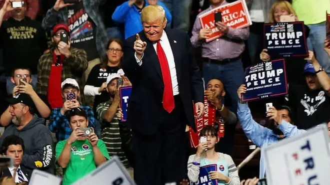 Donald Trump en medio de simpatizantes