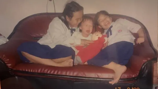 รุ้งเกิดในครอบครัวชนชั้นกลาง พ่อแม่ทำธุรกิจส่วนตัว เธอเป็นลูกสาวคนสุดท้องในบรรดาพี่น้อง 3 คนที่เป็นผู้หญิงทั้งหมด