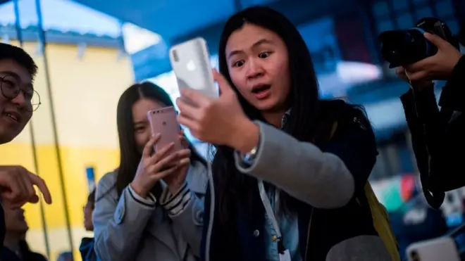 Một phụ nữ Trung Quốc đang thử chức năng nhận diện gương mặt của Iphone X