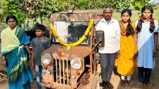 జుగాడ్ జీపుతో దత్తాత్రేయ కుటుంబం