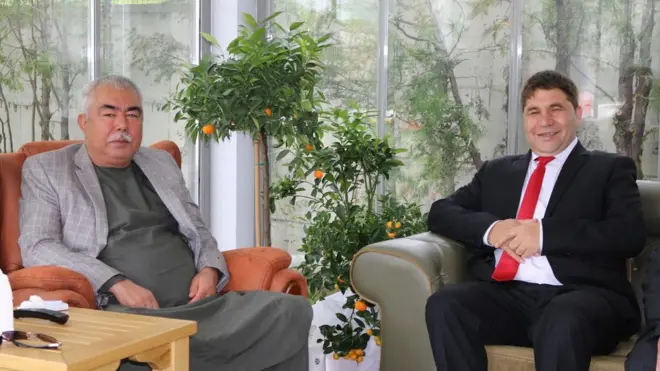 ښاغلی قیصاري (ښۍ خوا ته) له جنرال دوستم سره