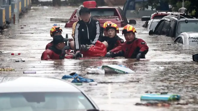 대전의 한 아파트에서 119구조대원들이 반려견을 품에 안은 주민을 구조하고 있다