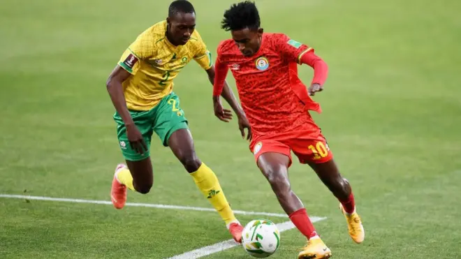 አቡበከር ናስር (በቀኝ በኩል)