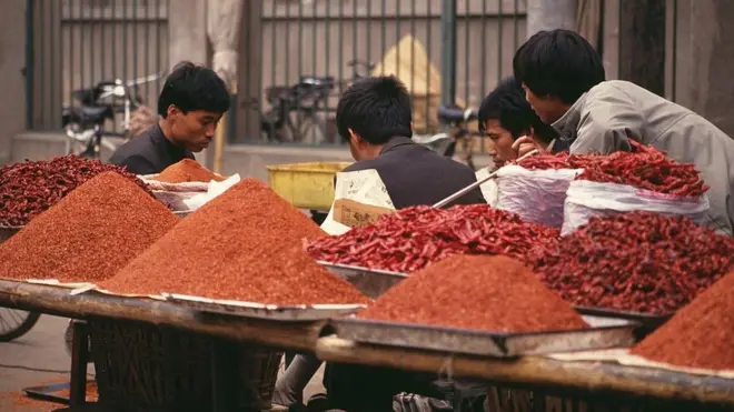 Các loại gia vị được bày bán tại một khu chợ ở Tây An, Trung Quốc