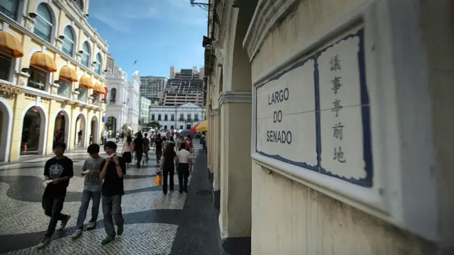 Ex-colônia portuguesa, Macau, China, mantém placas bilíngues