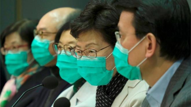 林郑月娥（右二）1月底出席记者会时佩戴了口罩。