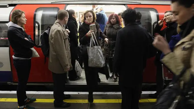 No es común ver caras de alegría a la hora punta en el metro...