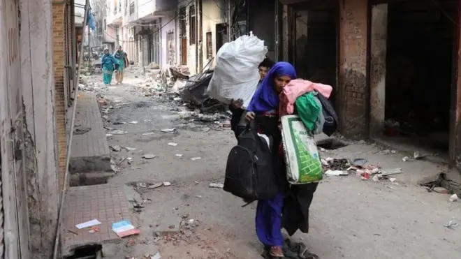 Evlerini terk eden Delhililer