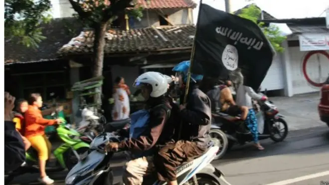 Pengibaran bendera ISIS di Solo pada pertengahan 2016 lalu saat proses pemakaman terduga teroris dan sekaligus pendukung ISIS.