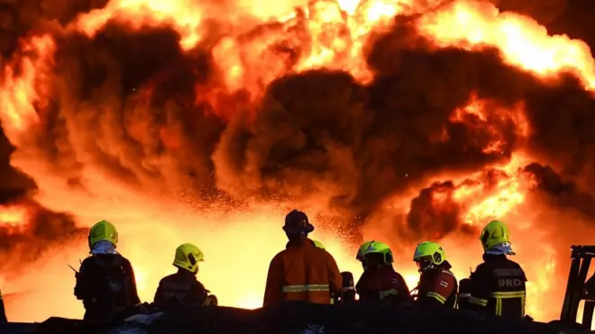 เหตุเพลิงไหม้เกิดขึ้นเมื่อเวลาประมาณ 03.00 น.ของวันที่ 5 ก.ค. แต่หลังจากผ่านไป 20 ชม. เจ้าหน้าที่ยังไม่สามารถดับไฟได้เพราะเป็นไฟไหม้สารเคมีที่ไม่สามารถใช้น้ำดับได้